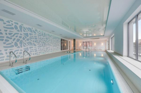 Waterlane Island - Riverview Pool, SPA, Gym & Parking by Downtown Apartments